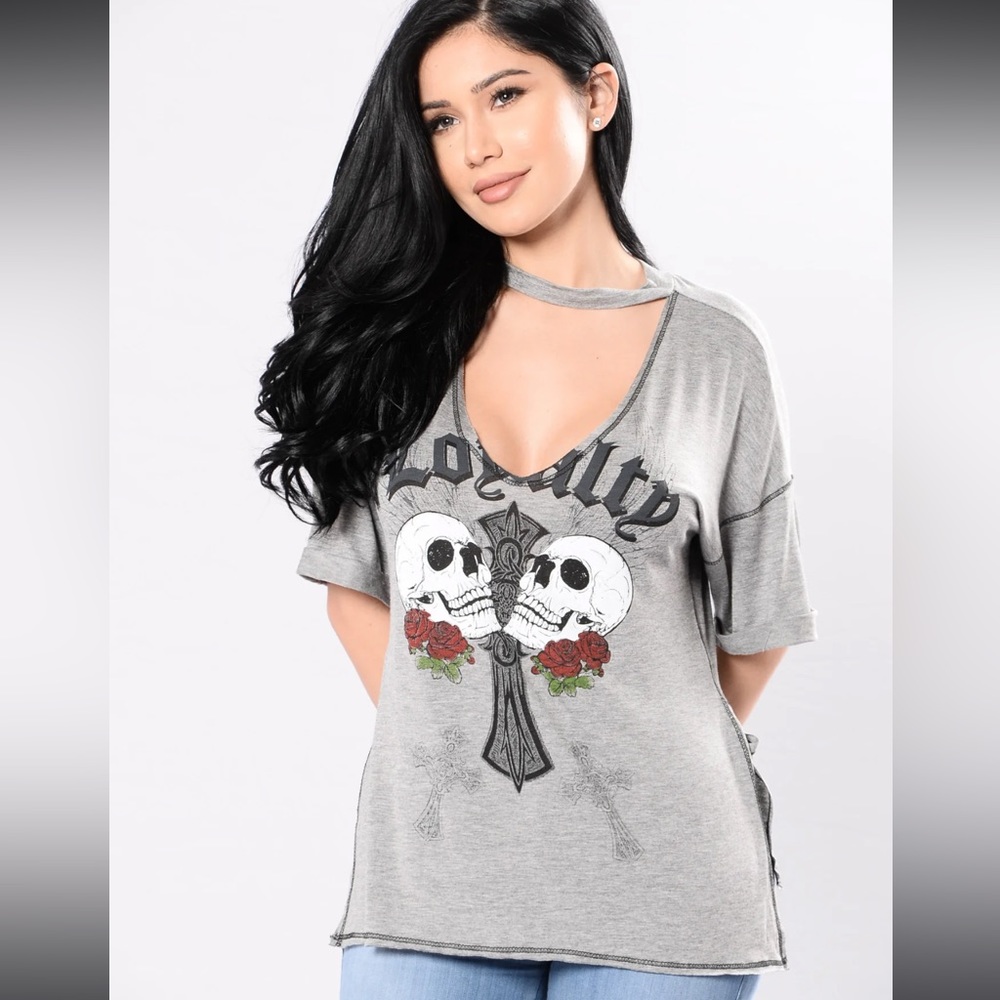 Gray v neck with chocker shirt with skulls plus size 3X short sleeve